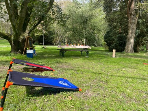 Parkspiele-Teamevent in Düsseldorf: Teambuilding-Aktivitäten an verschiedenen Spielstationen mit glücklichem Team, sowie Snacks und Getränke